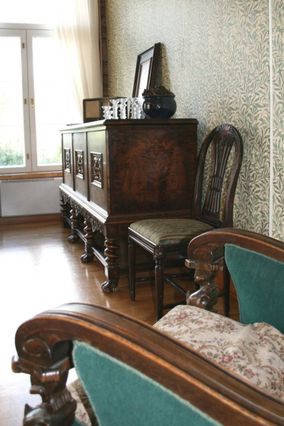 Antiikkisia huonekalua